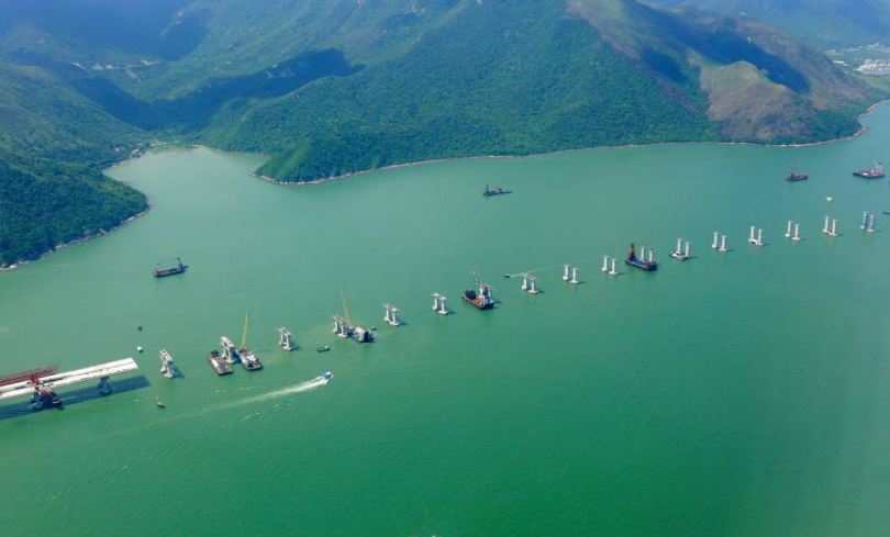 La tortuosa construcción de un puente sobre el mar más largo del mundo