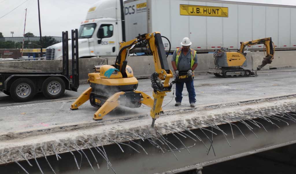 Robot de demolición controlado por control remoto reduce los costos laborales en un 90% en Texas Bridge Project