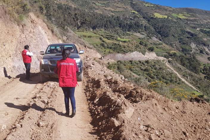 Evidencian riesgos en obra de mejoramiento vial en Huancavelica
