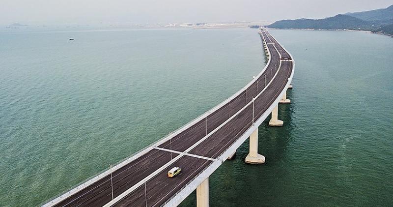 China inaugura puente de 55 km