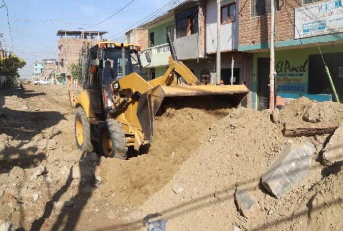 Reconstruyen calles de Sullana afectadas por FEN costero