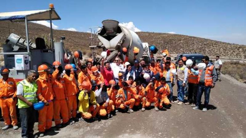 Viceministro de Transportes entrega cheque de S/ 4.9 millones a comunidad de Huasacache para continuidad de carretera Moquegua – Omate – Arequipa