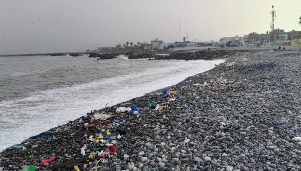 Plásticos de la construcción son los más contaminantes en las playas del Perú