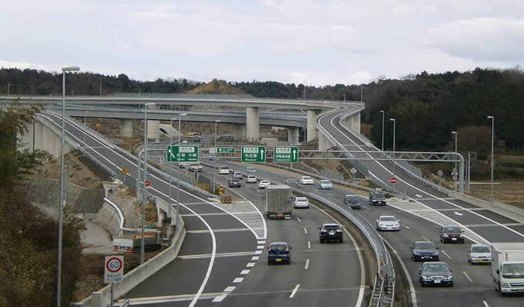 Como influyó la incorporación de tecnología en el desarrollo de infraestructura vial en Japón