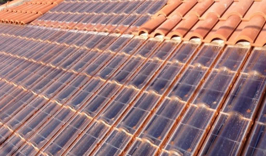 Las tejas fotovoltaicas, elementos clave de la edifición sostenible
