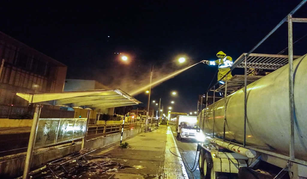 Municipalidad de Lima realizó limpieza y desinfección de paraderos y rampas en Vía Expresa Grau
