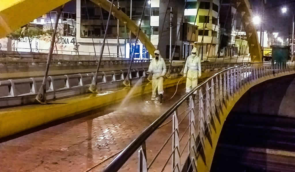 Desinfectan puentes peatonales de Paseo de la República