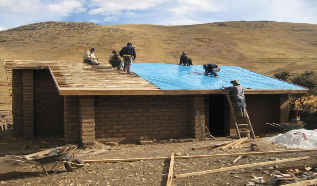 Construirán 25,000 viviendas con tecnología solar en zonas altoandinas