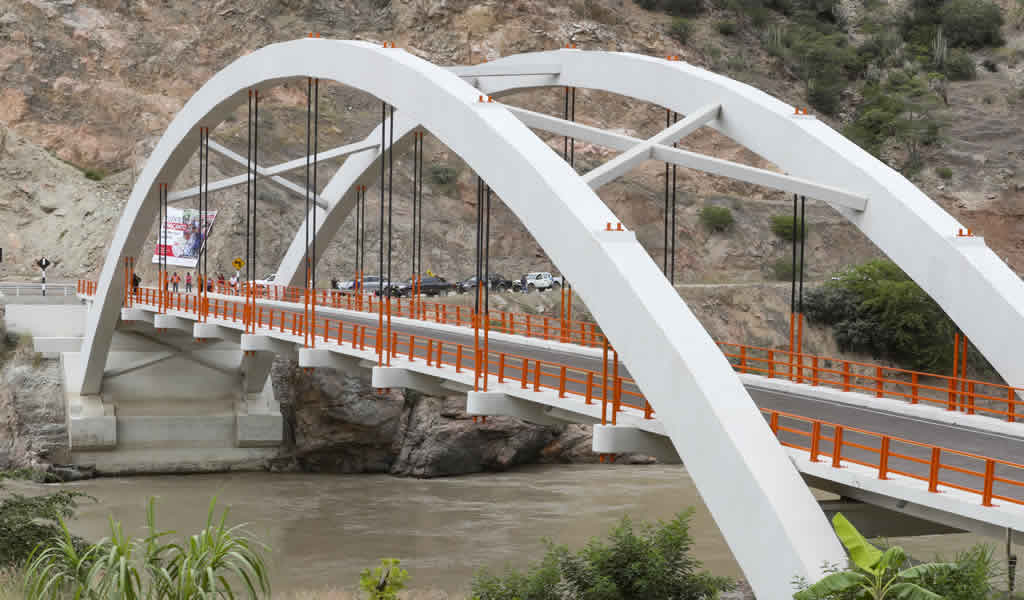 Puente Kimbiri-Irapitari en Cusco tiene un avance de 67% en su construcción