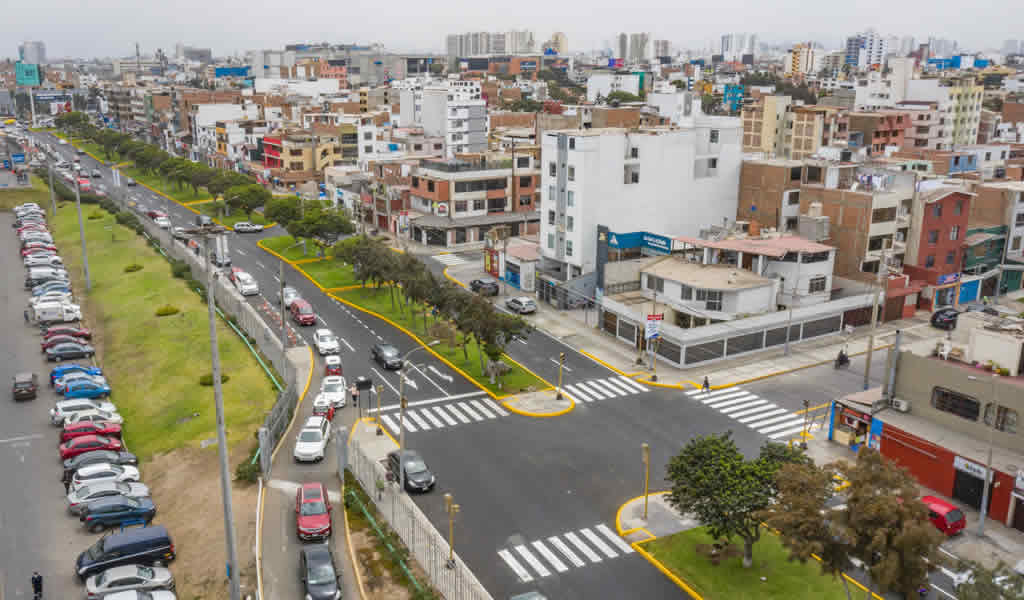 Renuevan pistas y señalización horizontal en avenida Brígida Silva en San Miguel