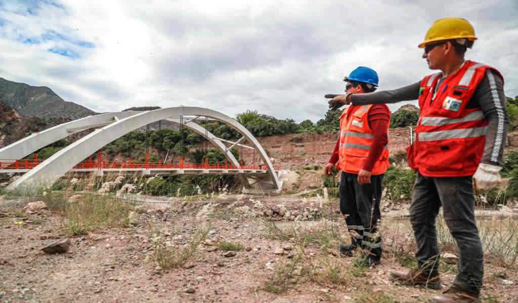Autoridades inspeccionan avance de construcción del puente Virú