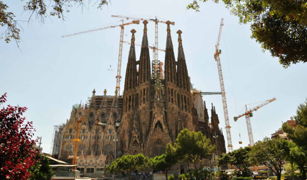Robots y tecnología ayudan en la construcción del Templo La Sagrada Familia, en España