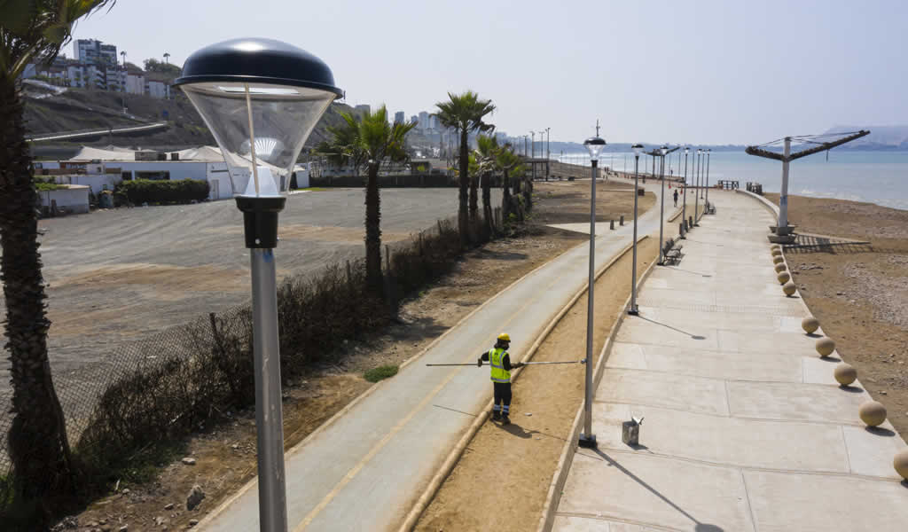 Municipalidad de Lima realiza mantenimiento de iluminación en la Costa Verde de Magdalena