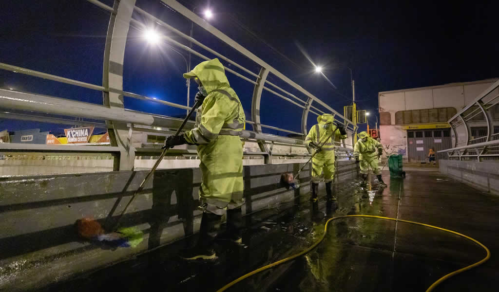 Municipalidad de Lima desinfectó pasos peatonales, paraderos y rampas de la Vía Expresa Graú