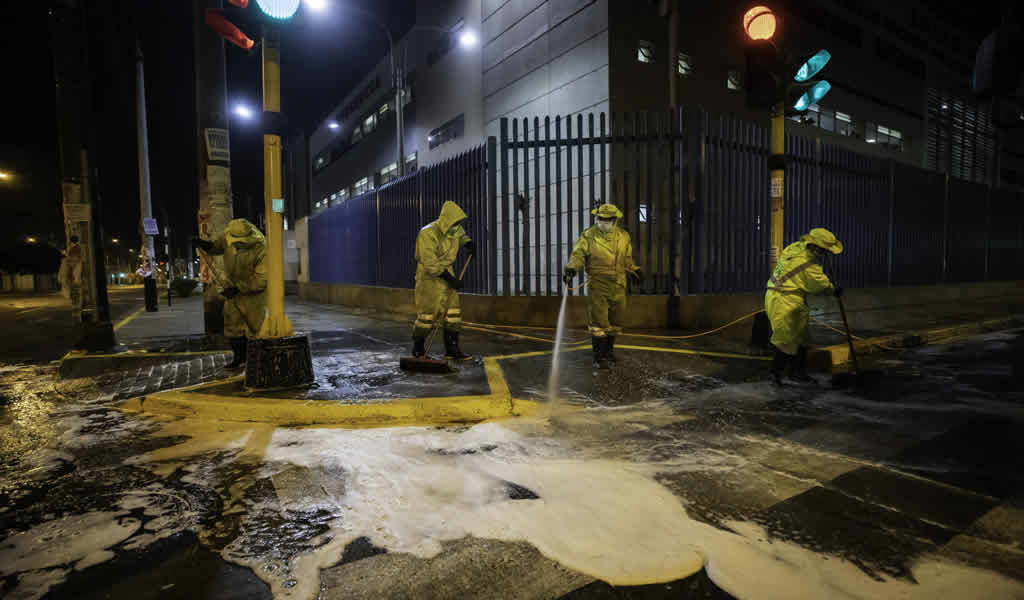 Municipalidad de Lima desinfectó alrededores de hospitales Guillermo Almenara, Emergencias Grau y Dos de Mayo
