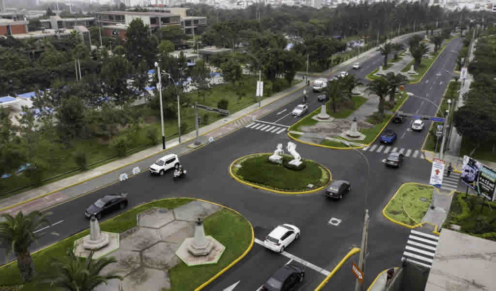 Municipalidad de Lima realizó mantenimiento pistas en la Av. San Borja Norte
