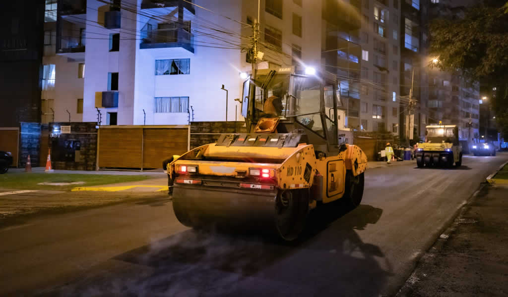Municipalidad de Lima efectúa mantenimiento de pistas en la Av. Juan de Aliaga