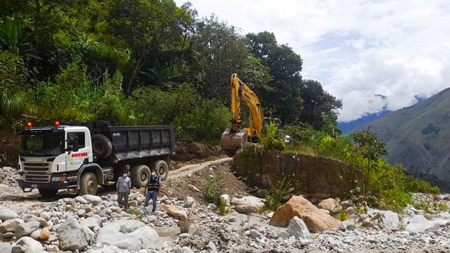 Maquinaria pesada del Ministerio de Vivienda interviene cauce del río Salkantay