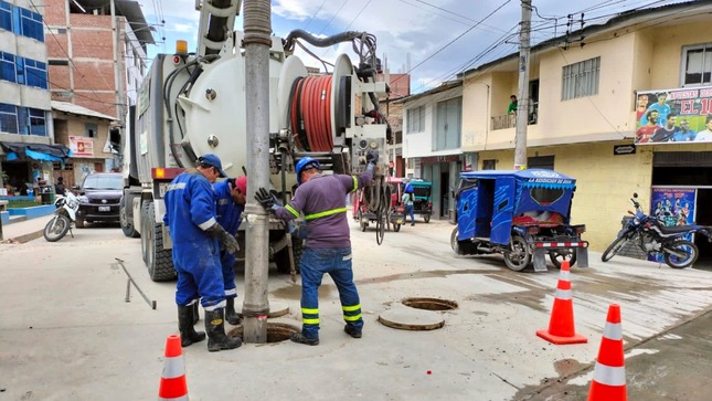 Cajamarca: Otass apoya con maquinaria en trabajos de limpieza de redes de alcantarillado en Chota