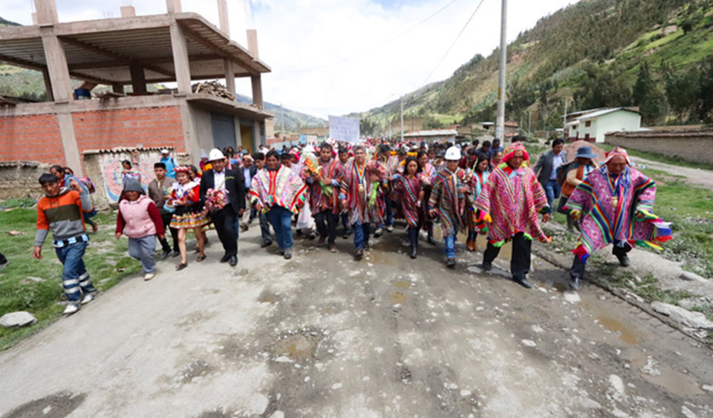 Gore Cusco inicia 25 km de asfaltado de carretera Paucartambo Abra Acjanacu