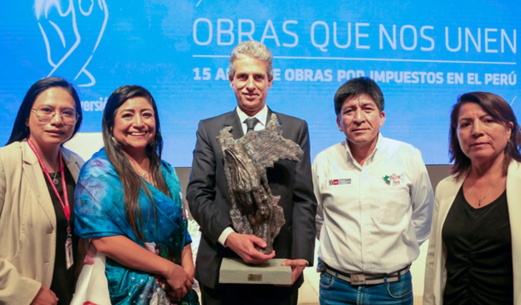 Ministerio de Vivienda recibe premio por obra de saneamiento rural ejecutada mediante OxI