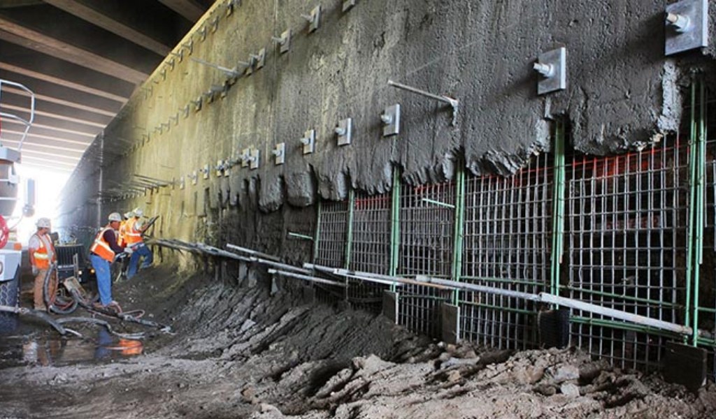 Integración de Excavación y superestructura para una construcción estable y eficiente con muros anclados.