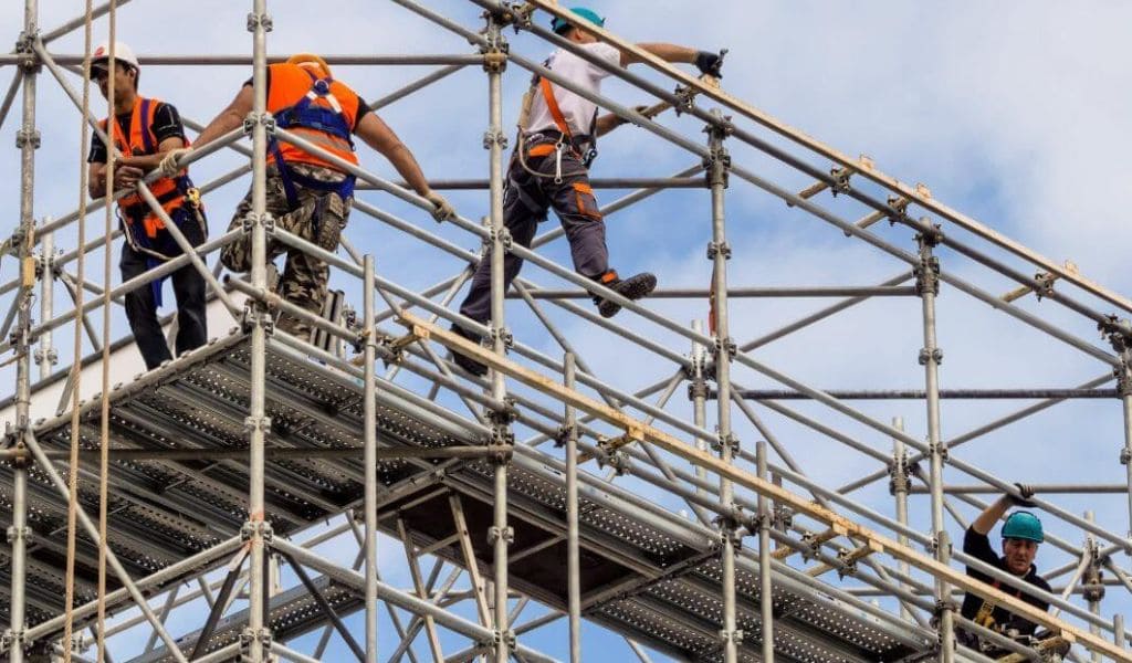 Andamios modulares: soluciones seguras y versátiles para obras y eventos