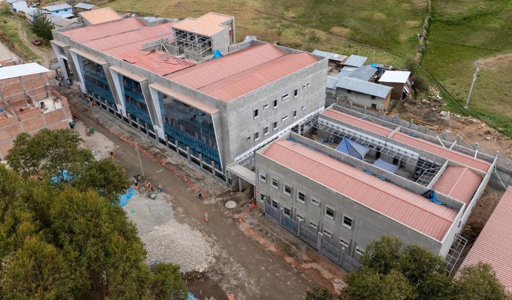 Centro de Salud I-4 en Baños alcanza 56 % de avance en su construcción