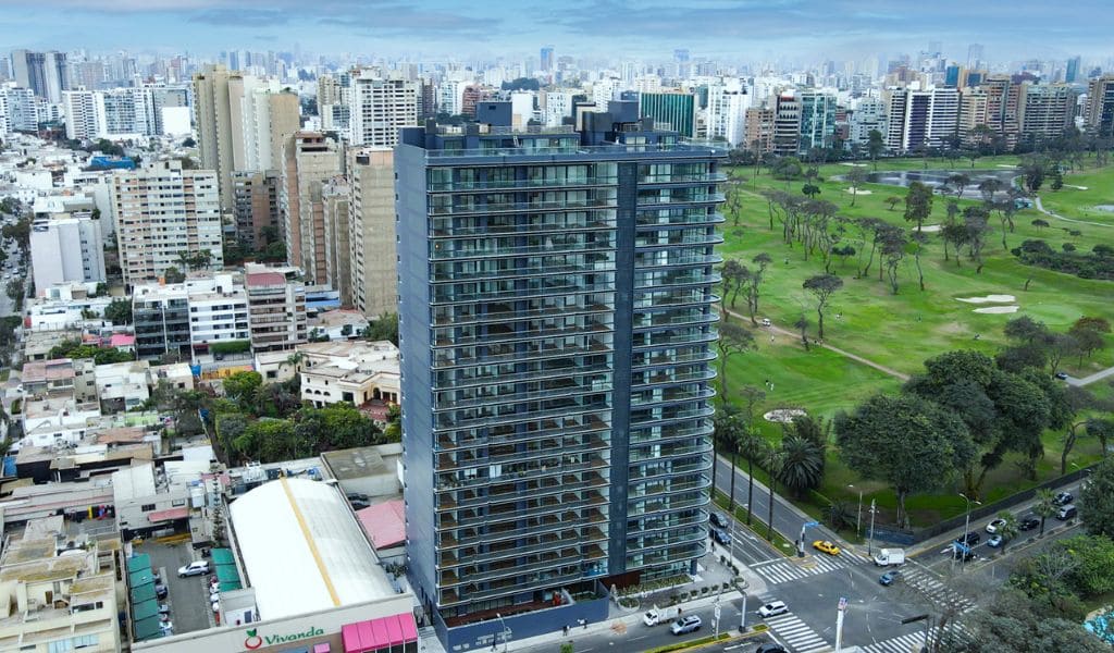 V&V Bravo culmina edificio icónico que marca un nuevo estándar constructivo en el país
